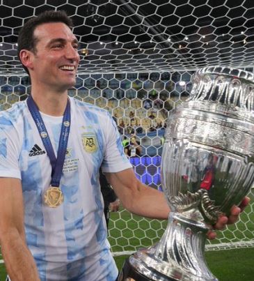 Lionel Scaloni with his trophy